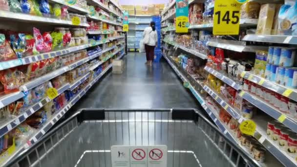 Nonthaburi Thailand April 2021 Jonge Vrouwen Met Winkelwagentjes Supermarkten — Stockvideo