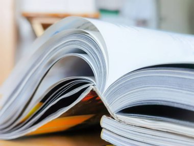 Kitap üniversite kütüphanesinde masanın üzerinde açıldı.