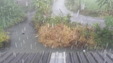 Kanal boyunca sağanak yağmurun arka planı