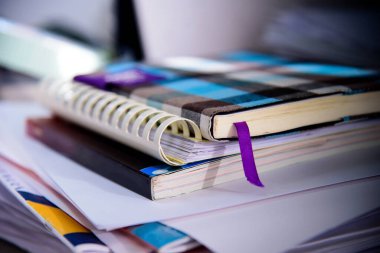 kitap yığını üzerine dizüstü bilgisayar arka planı