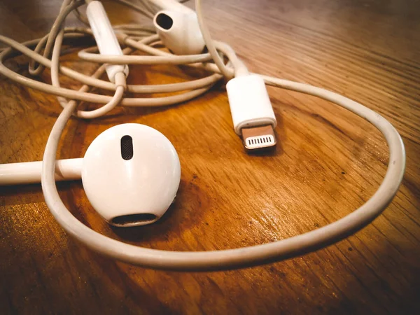 Masadaki bluetooth kulaklıklar.