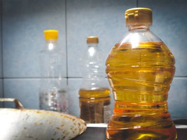 Gaz ocağında pişirmek için pirinç kepeği yağı.