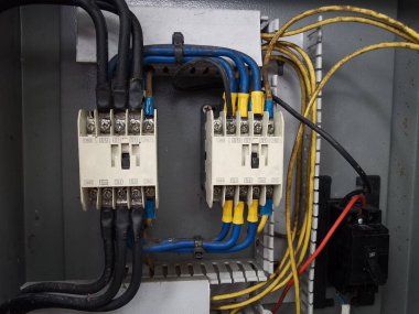 Elektrik kabininde kablolar olan devre kontrol paneli