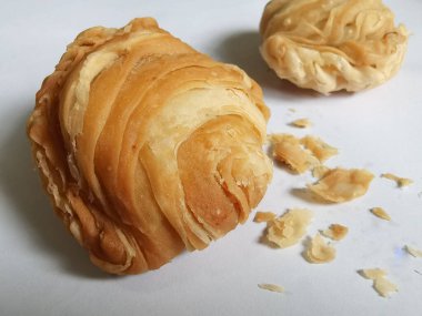 Beyaz arka planda kahve için kabaklı köri atıştırmalıkları.