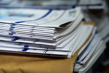 Üniversite kütüphanesinde dergi ve ders kitapları bölümü