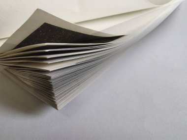 Beyaz arkaplan üzerine kitap aç