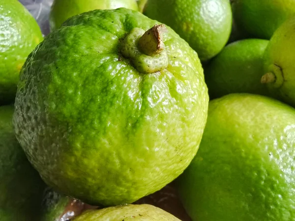 Una Pila Limones Frescos Sobre Mesa — Foto de Stock