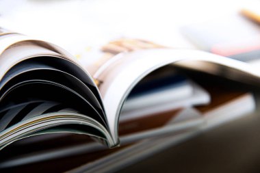 Kütüphanedeki masada bir yığın açık kitap