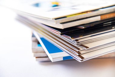 Beyaz arkaplandaki şarjör yığını izole edildi