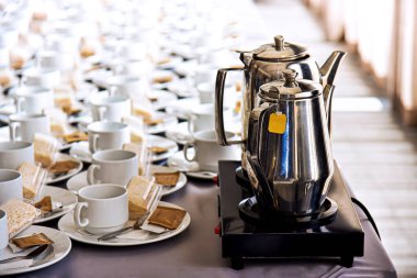 Kahve makinesi ve kahve makinesi.