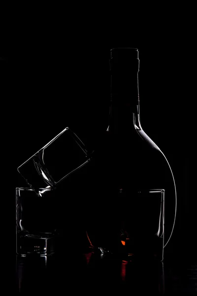 Silhouette en verre et bouteille — Photo