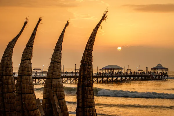 Západ slunce na pláži Huanchaco, Peru — Stock fotografie