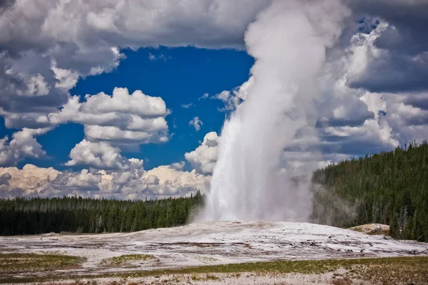 Old Faithful Most Famous Geyser Yellowstone United States Volcanic Landscape — Stock Photo, Image