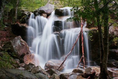 ABD 'nin New Hampshire eyaletinde sonbaharın başlarında Watefall, Amerika' ya seyahat ediyor.