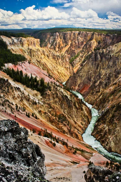 最も有名な米国国立公園の一つのカラフルな深い峡谷でイエローストーン川 米国でのロードトリップ — ストック写真