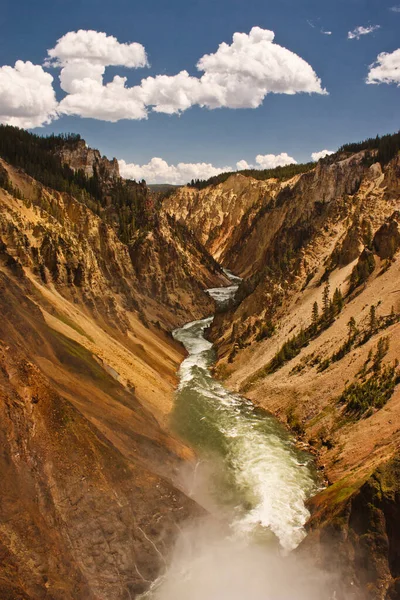 ユニークな国立公園 米国の美しい黄色の峡谷でイエローストーン川 ワイオミング州を旅 — ストック写真