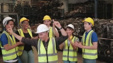 Depo fabrikasının çeşitli etnik çalışanları ve mühendisleri başarılarını neşeyle şarkı söyleyerek, dans ederek ve alkışlayarak kutluyorlar. Makineler ve motorlardan sonra yedek parçalar sipariş edildi..