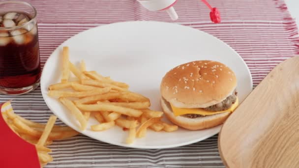 Gros Plans Accent Sélectif Sur Ketchup Dans Plat Blanc Sur — Video