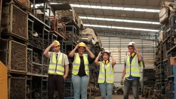 Trabalhadores Várias Raças Uniformes Segurança Fábrica Estão Expressando Sua Alegria — Vídeo de Stock