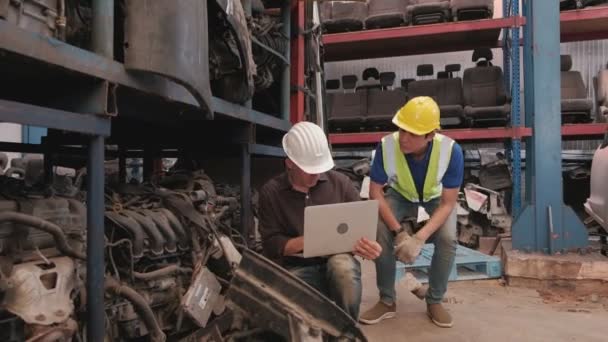 Proprietario Caucasico Lavoratore Asiatico Due Uomini Controllano Parti Del Motore — Video Stock