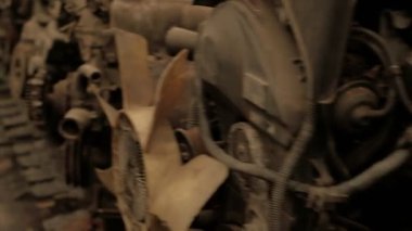 Deponun içini incele ve yakın çekim yap. Bu fabrikada, otomobil tamir endüstrisinde kullanılan motor, makine ve yedek parça stokları var..