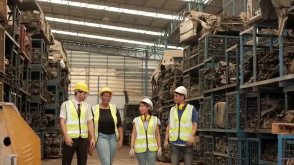 Los Trabajadores Varias Razas Uniformes Seguridad Fábrica Están Expresando Alegría — Vídeos de Stock