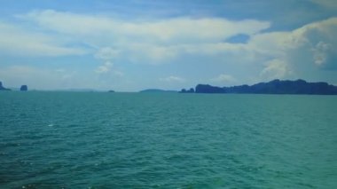 Tatil için Asya 'nın adalarından birine giden bir turist gemisinden panoramik manzara yeşil dağları aşan güzel manzaralar sunuyor. Denizi, mavi gökyüzünü ve beyaz bulutları getir..