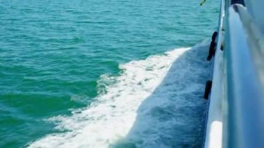 Turistleri uzun tatil günlerinde denize taşımak için hızlı hareket eden gemilerin yarattığı beyaz kabarcıklar ve su sıçrama dalgaları. Açık hava manzaralı gezilere rahatça çıkıyorum..