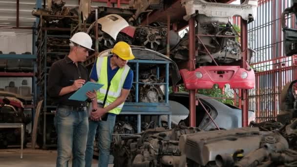 Kaukasischer Eigentümer Asiatischer Arbeiter Zwei Männer Kontrollieren Einem Lager Motorteile — Stockvideo