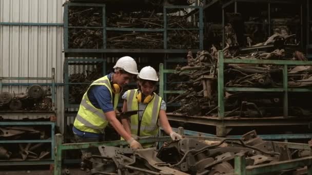 Travailleurs Asiatiques Masculins Féminins Uniformes Casques Vérification Des Stocks Des — Video