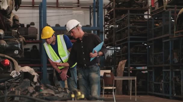 Propietario Caucásico Trabajador Asiático Dos Hombres Revisando Las Piezas Del — Vídeo de stock