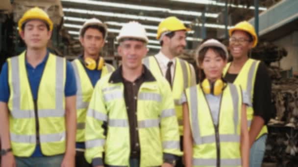 Enfoque Desenfocado Vdo Grupo Ingenieros Uniformes Cascos Están Cruzando Los — Vídeo de stock