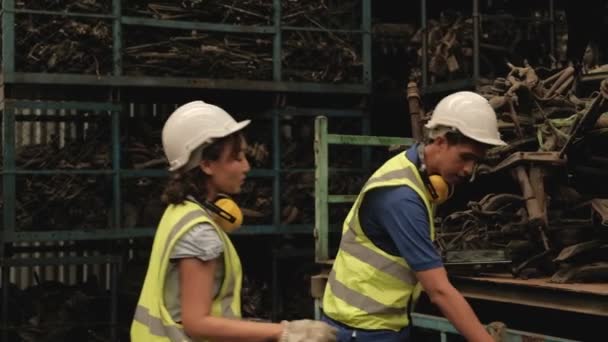 Asiatische Arbeiterinnen Und Arbeiter Uniformen Und Helmen Überprüfung Der Lagerbestände — Stockvideo