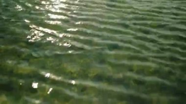 Deniz dalgaları desen dokusunu dalgalandırıyor, güneş ışığını yansıtıyor ve sakin kumlu zemini görüyor. Adadaki huzurlu plajlar güzel manzaralar ve uzun bir tatil için mükemmeldir..