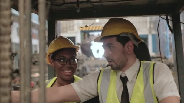 Ingénieur Noir Sous Forme Sécurité Casque Parle Caucasien Mâle Chariot — Video