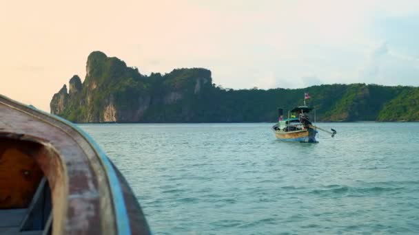 Traditionele Boot Afgemeerd Prachtige Smaragd Zee Met Een Berg Achtergrond — Stockvideo