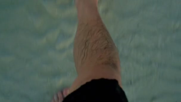 Detailní Záběr Mužští Turisté Chodí Bosí Pláži Pobřeží Pomočují Nohy — Stock video