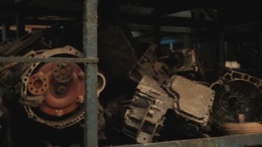 Deponun içini incele ve yakın çekim yap. Bu fabrikada, otomobil tamir endüstrisinde kullanılan motor, makine ve yedek parça stokları var..