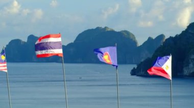 ASEAN topluluğunun dalgalanan bayrakları Tayland, Malezya ve Filipinler Cumhuriyeti deniz arka planında, dağlarda ve mavi gökyüzünde özgürce dalgalanmaktaydı. Ve adanın güzel manzarası. Anahtar kelime: Uçmak, fi
