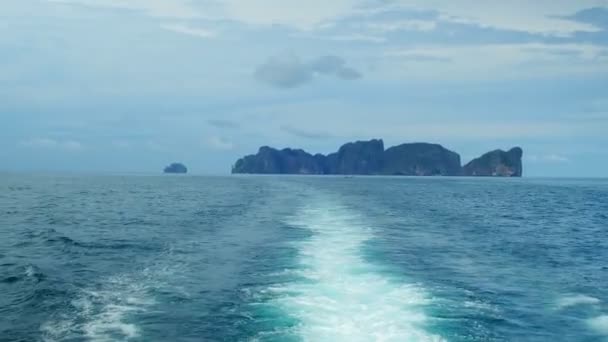 White Bubbles Splashes Waves Stern Ferry Holiday Traveled Sea Thailand — Stock Video