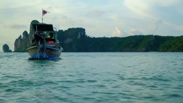 Barco Tradicional Amarrado Hermoso Mar Esmeralda Con Telón Fondo Montaña — Vídeos de Stock