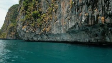 Tayland, Koh Phi Phi 'den tekneyle yolculuk. Zümrüt Andaman Denizi 'nin güzel manzarasını gezen yeşil dağlar yaz tatilindeki tropik cennet yerleri gibi görünür..