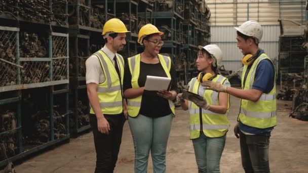 Grupo Pessoas Uniformes Segurança Capacetes Armazém Trabalhadores Várias Raças Como — Vídeo de Stock