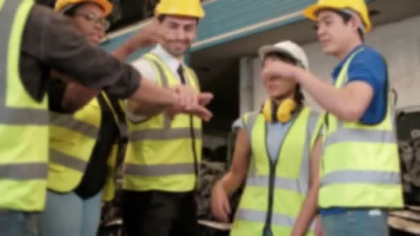 Blur Focus Vdo Groupe Personnes Uniformes Casques Dans Entrepôt Diverses — Video