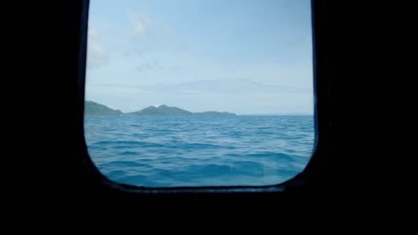 島の休日の旅行のために前進していたので ビューはフェリー船の客室の窓を通して見ました 青い空 そして水しぶきなど 海の風景をご覧ください — ストック動画