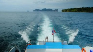 Feribotun kıç tarafında beyaz kabarcıklar ve dalgalar vardı. Tatil, mavi gökyüzünde Tayland Denizi 'ne doğru yol alıyordu. Gemi okyanus manzarasında hızlı hareket ediyordu ve güvertede kimse yoktu..