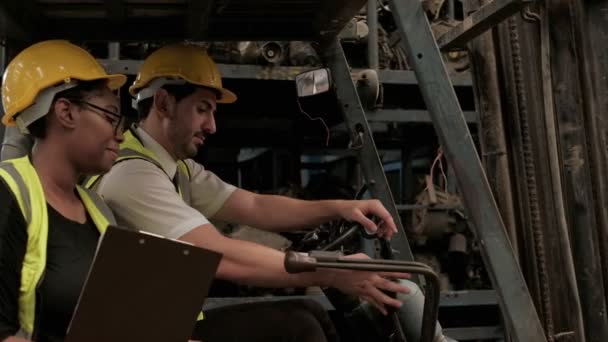 Kaukasiska Manliga Och Svarta Kvinnliga Ingenjörer Säkerhetsuniformer Och Hjälmar Trucken — Stockvideo