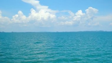 Tatil için Asya 'nın adalarından birine giden bir turist gemisinden panoramik manzara yeşil dağları aşan güzel manzaralar sunuyor. Denizi, mavi gökyüzünü ve beyaz bulutları getir..
