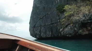 Tayland, Koh Phi Phi 'den tekneyle yolculuk. Zümrüt Andaman Denizi 'nin güzel manzarasını gezen yeşil dağlar yaz tatilindeki tropik cennet yerleri gibi görünür..