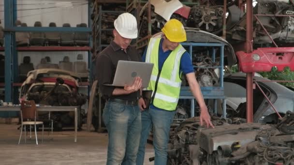 Proprietario Caucasico Lavoratore Asiatico Due Uomini Controllano Parti Del Motore — Video Stock